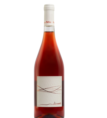 Bottiglia di vino Rosato li cunti. Bottiglia dal collo stretto,presenta un etichetta bianca con delle onde rosse all'interno.